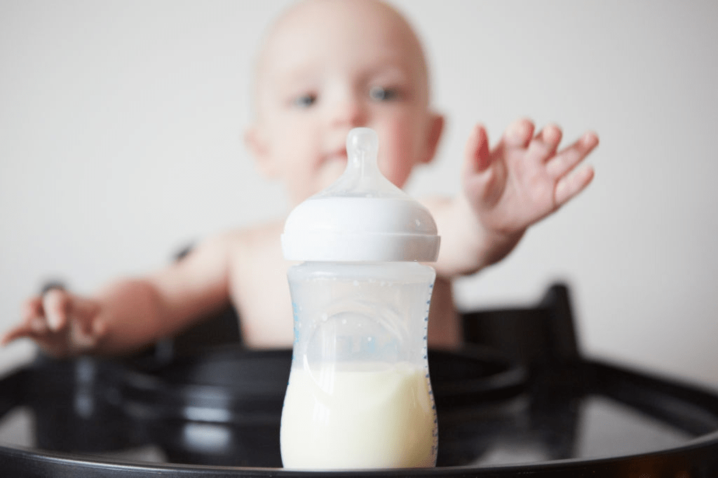 La alimentación del bebé: Cómo preparar un biberón paso a paso