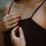 Llevar distintas combinaciones de colgantes está de moda